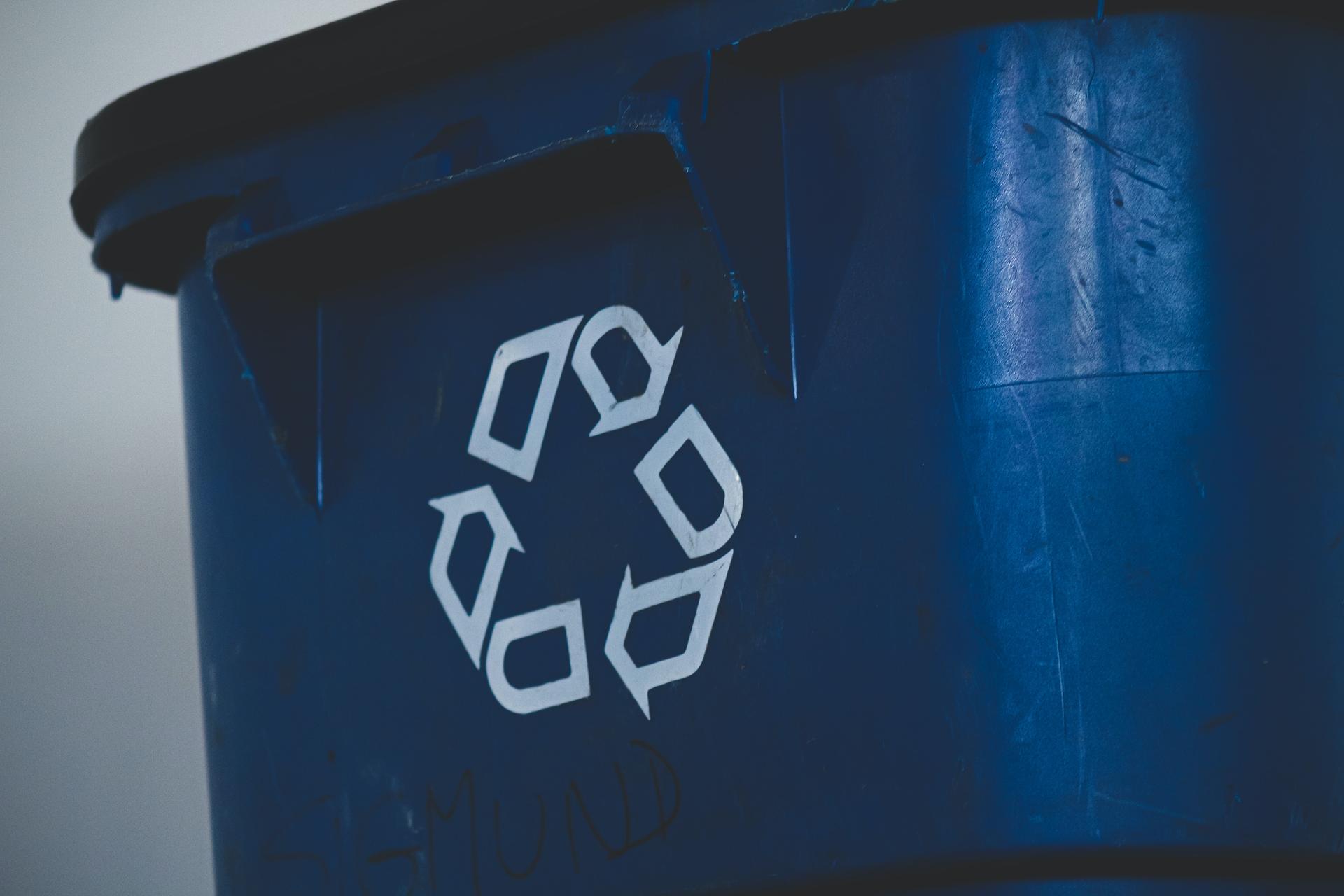 niebieski-pojemnik-na-odpady-do-recyklingu