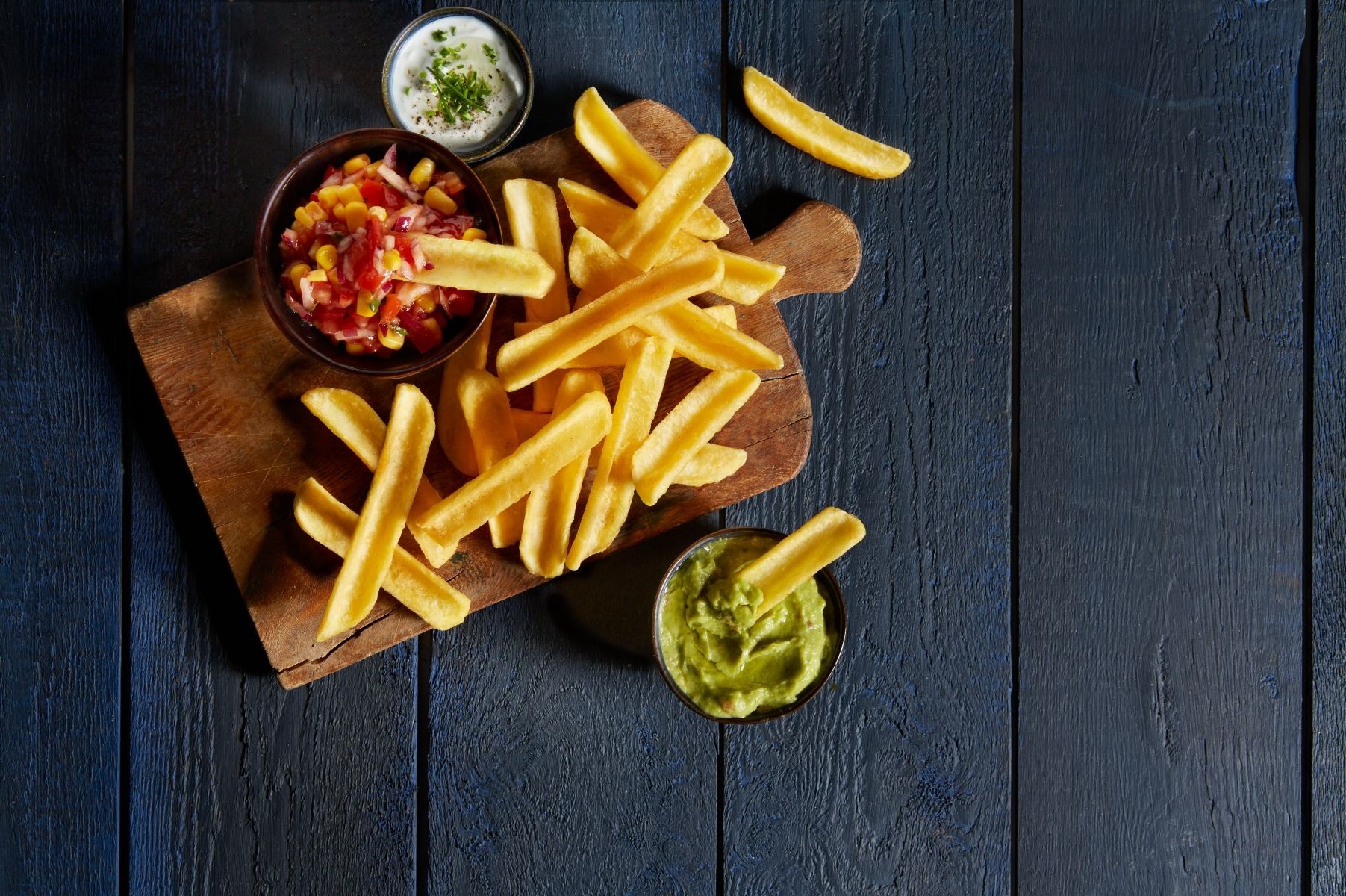 frytki Aviko w kształcie U na desce z sosami