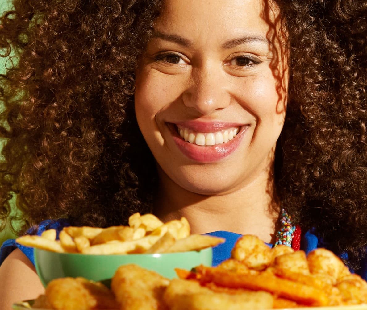 usmiechnieta-kobieta-serwuje-frytki-aviko